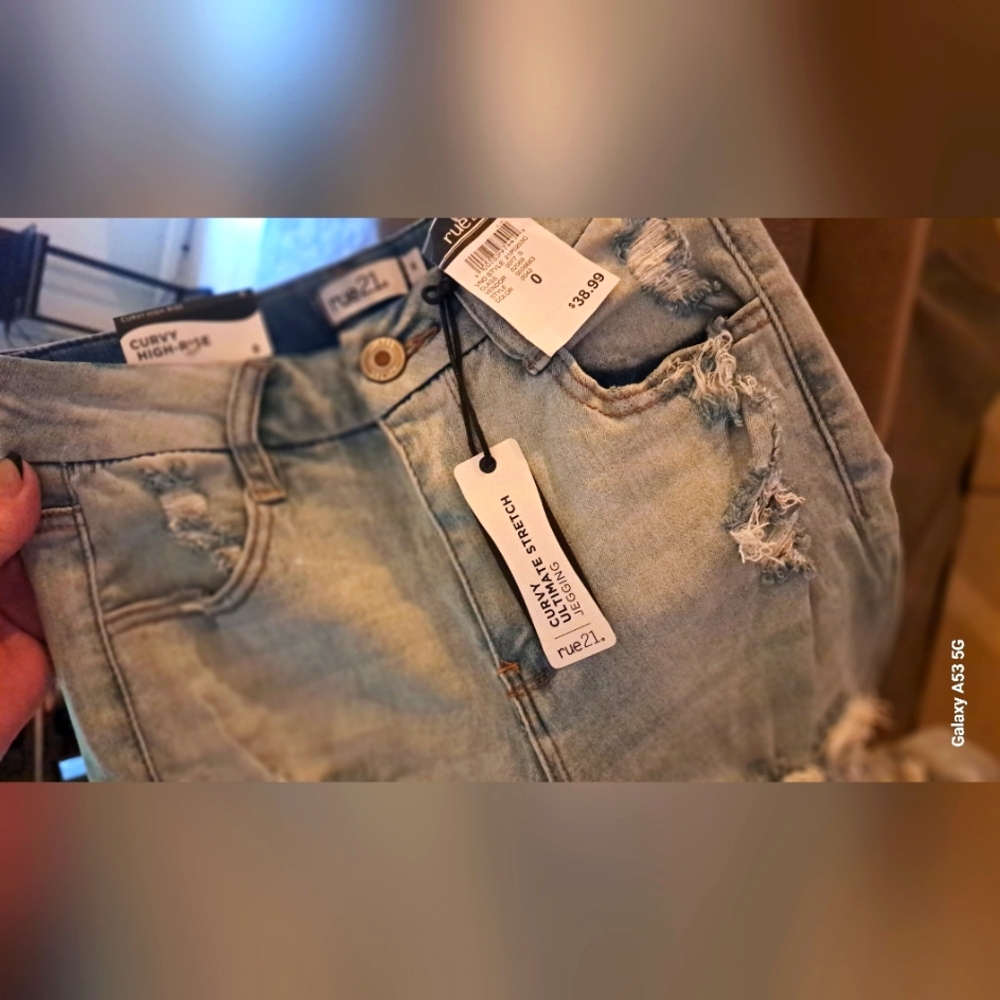 Rue21 NWT Curvy ultimate Stretch Distressed Skinny Jeggings
